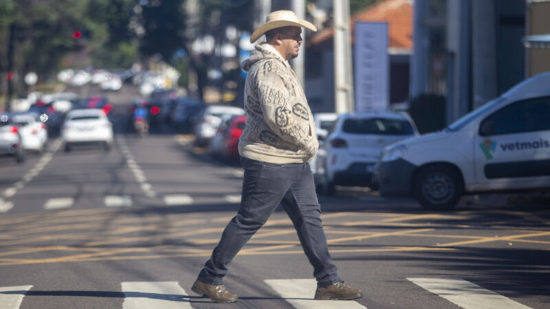 Casaco, luva, touca, cachecol e calça fazem parte do look do campo-grandense neste frio