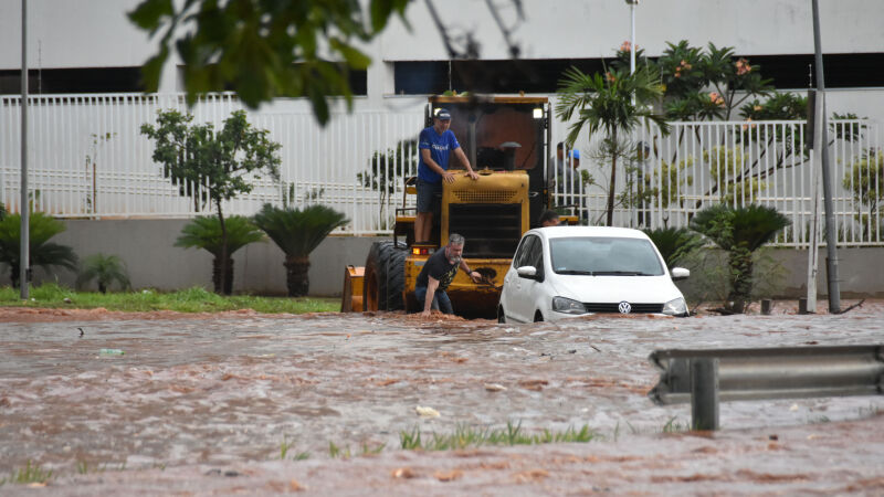 Chuva intensa registrada em janeiro arrancou parte do asfalto da Avenida Rachid Neder e voltou a expor fragilidade da drenagem na região do Córrego Segredo