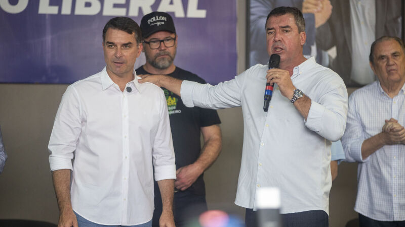 Flávio Bolsonaro e Eduardo Riedel, em Campo Grande, em 10 de abril, na sede do PL