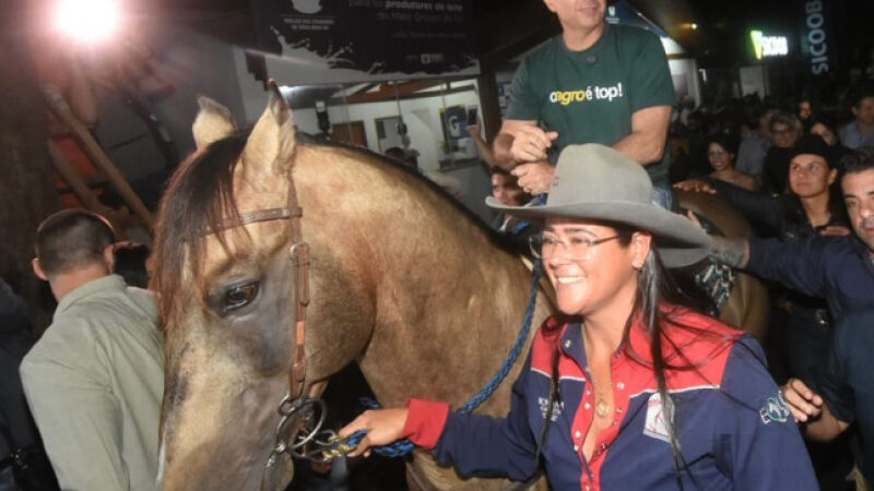 Flávio Bolsonaro sobre um cavalo escuro, na Expogrande, em 9 de abril; ele pediu para Vorcaro financiar o filme 