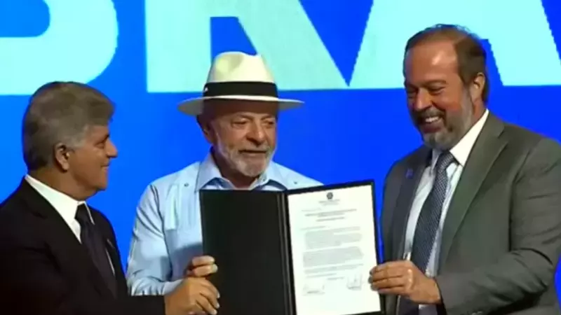 Presidente Lula e o Ministro de Minas e Energia, Alexandre Silveira, após assinatura