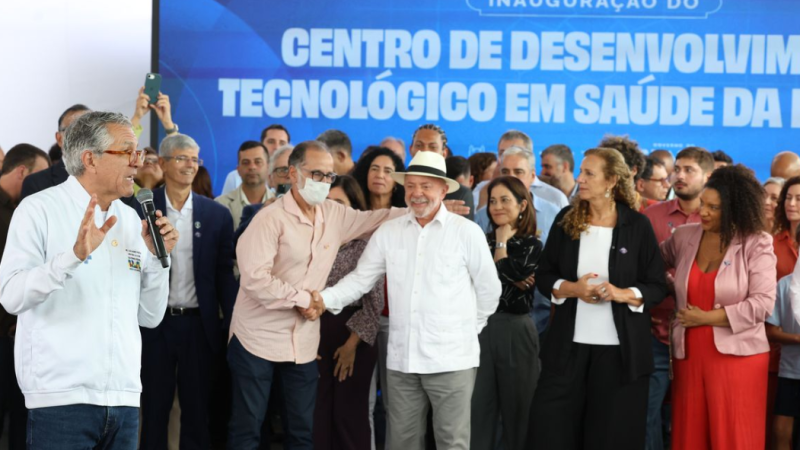 No evento, Lula cumprimentou Paulo Peregrino, que passou por um tratamento no Hospital das Clínicas de São Paulo com tecnologia semelhante e foi curado do câncer