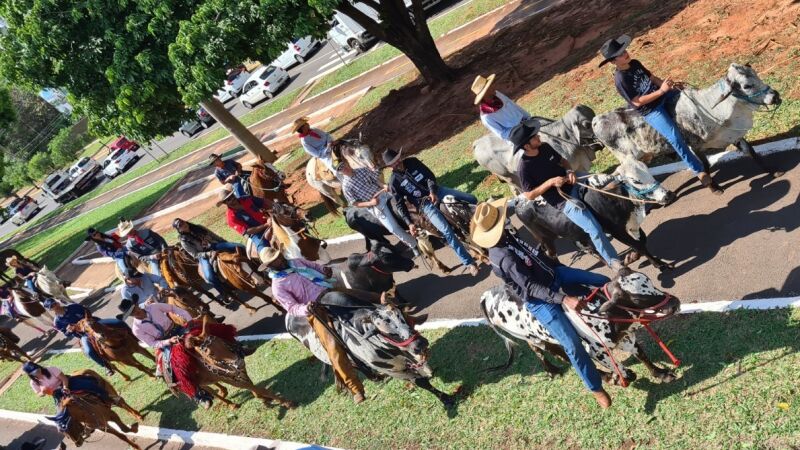 A tradicional cavalgada da abertura do Brasileirão de Laço Comprido simboliza a chegada das comitivas que fundaram a capital sul-mato-grossense