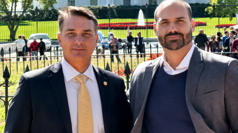 Flávio Bolsonaro e o irmão, Eduardo, nos Estados Unidos