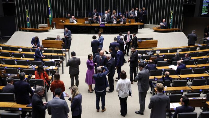 Câmara aprova renovação automática da CNH para motoristas sem multas; texto segue para o Senado