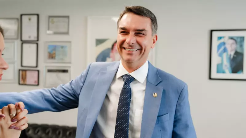 Inicialmente o senador Flávio Bolsonaro negou o patrocínio, mas horas depois admitiu ter recebido do dinheiro para supostamente custar o filme sobre seu pai