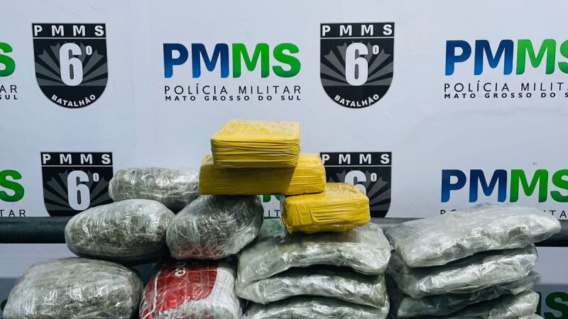 PM apreende drogas em ônibus e prende quatro passageiros em MS