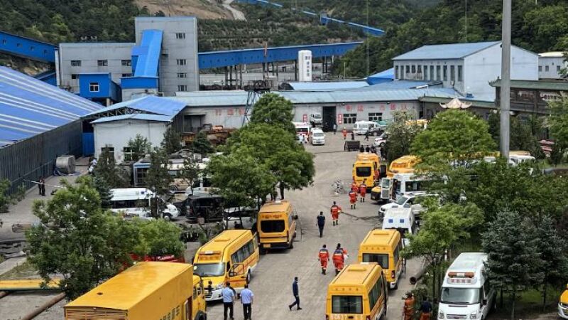 Pelo menos nove pessoas continuavam desaparecidas e centenas de equipes de resgate atuaram no socorro aos sobreviventes