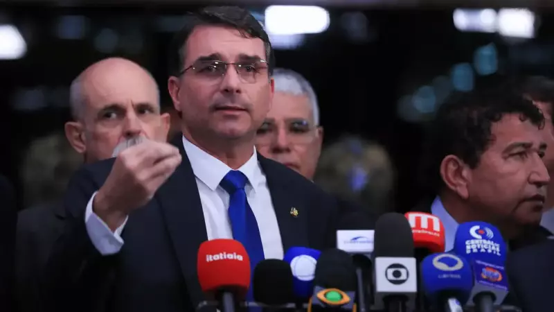 Pesquisa que afetou a credibilidade de Flávio Bolsonaro começou no dia da divulgação dos áudios pelol Intercep Brasil