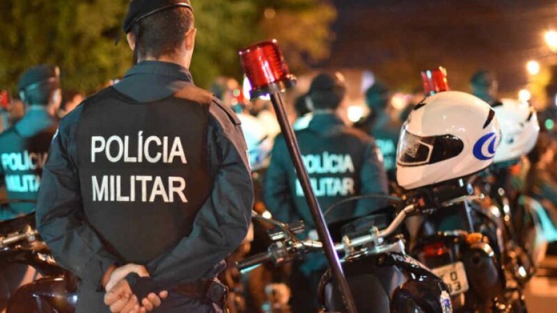 Equipes da Polícia Militar apreenderam armas e entorpecentes na residência onde ocorreu o confronto, no bairro Itamaracá