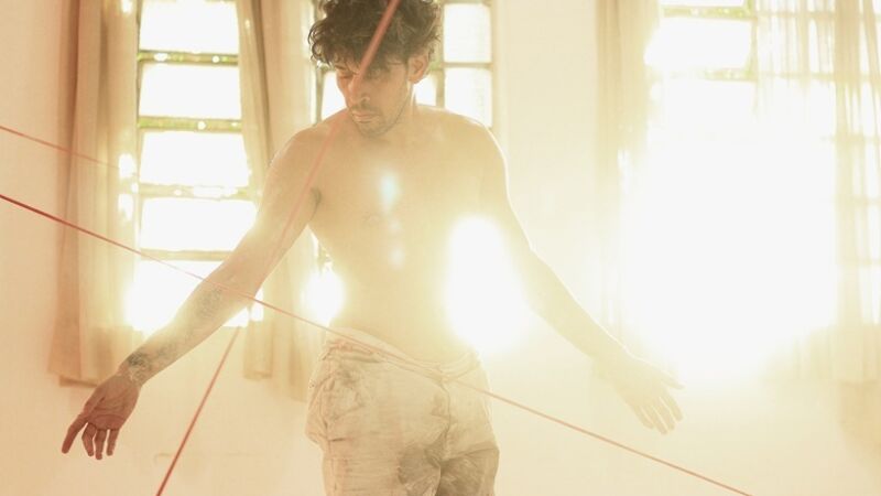 Obra propõe uma experiência sensorial que passa pela dança, as artes visuais e a literatura para investigar corpos em transformação