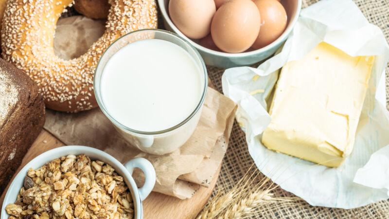 O café da manhã ideal deve incluir todos os macronutrientes (carboidratos, proteínas, gorduras e fibras)