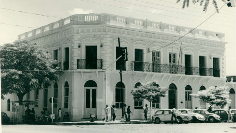 Construído ainda no século XX, pelas mãos do italiano Martino Santa Lucci, o prédio foi erguido para abrigar o luxuoso Hotel Royal.