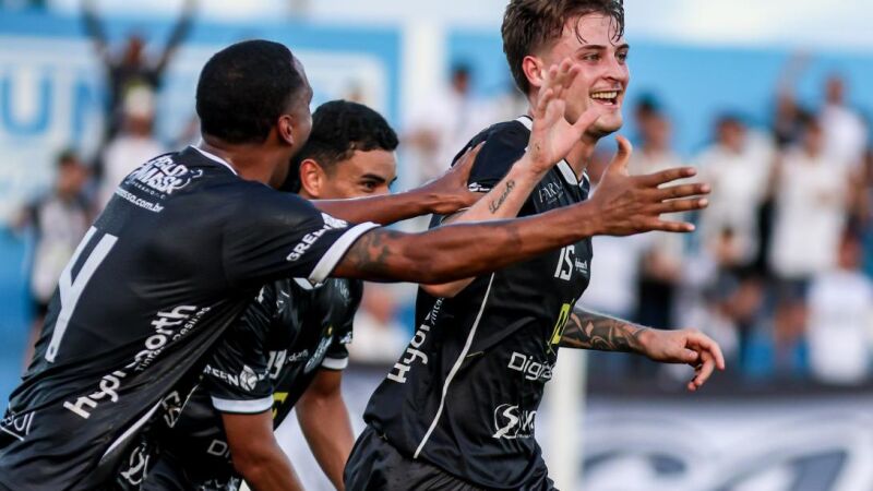 Galo marcou um gol em cada tempo no estádio Jacques da Luz e conquistou resultado importante diante da torcida