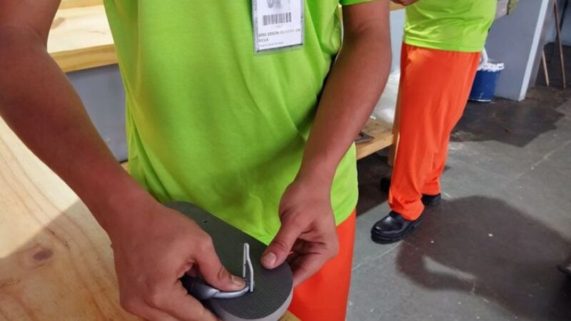 Internos da PED trabalham na fabricação de chinelos 