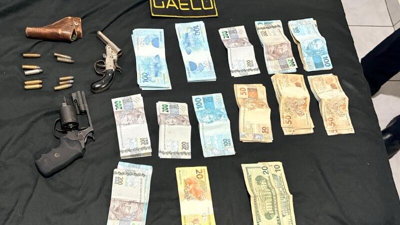Durante o cumprimento dos mandados foram apreendidas armas e centenas de cédulas de dinheiro, cujo valor ainda não foi informado pelo MPMS