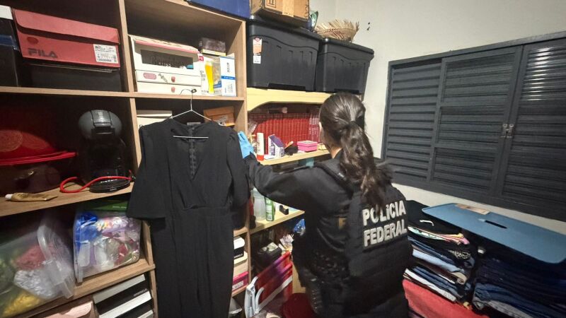 Policial federal cumprindo mandado de busca e apreensão 