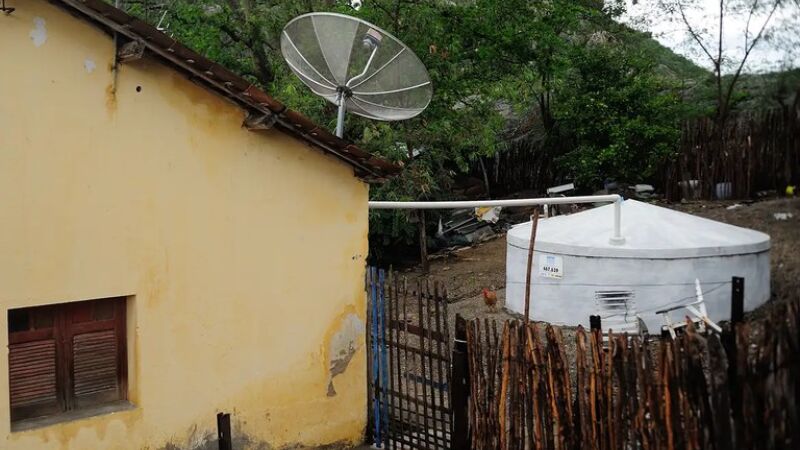 Cisterna de 16 mil litros serve para atender as necessidades básicas da população