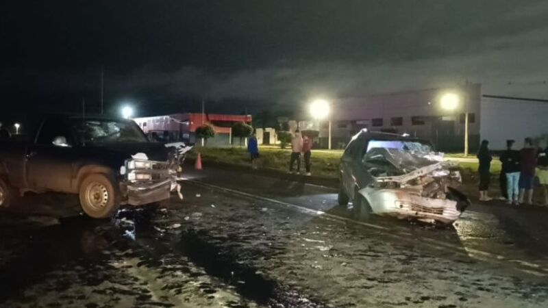 Acidente entre a caminhonete Silverado e um Palio deixou um morto e três feridos