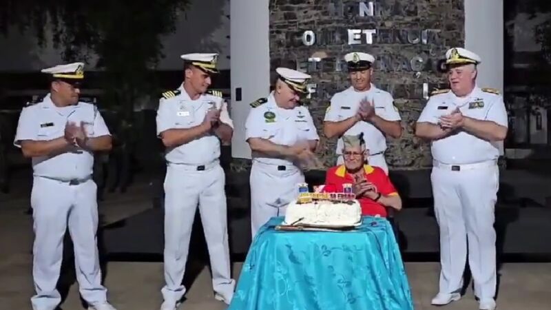 Tenente sargento Edson Arguelho da Silva ao ser homenageado por oficiais da Marinha