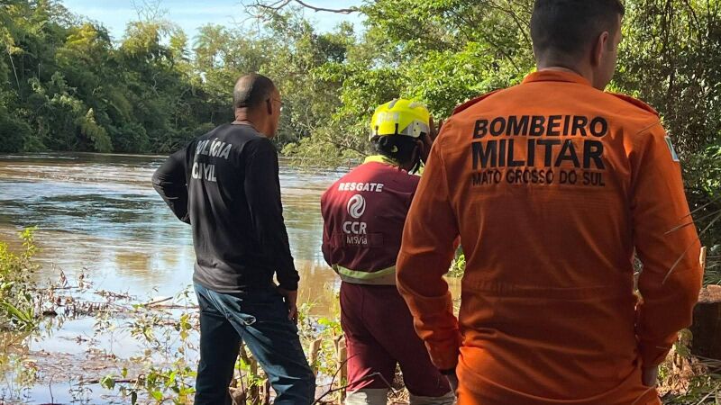 Equipes do Corpo de Bombeiros e da CCR Vias realizaram o resgate do corpo