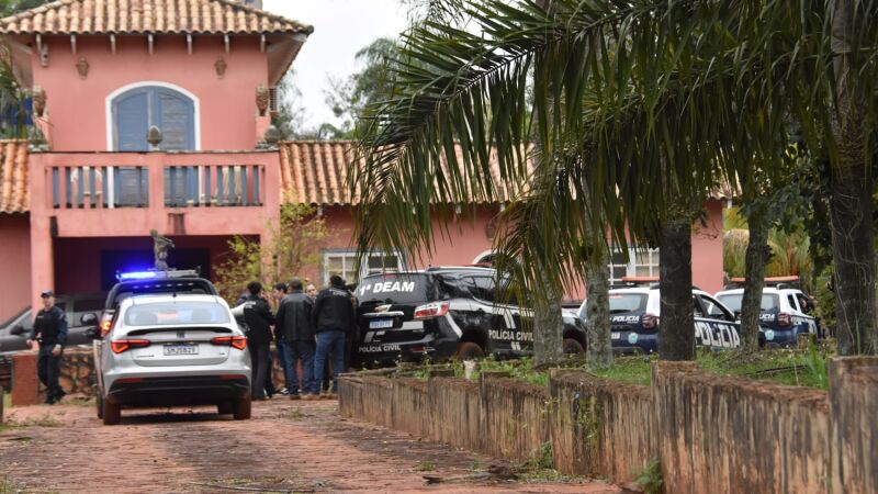 Mulher foi encontrada morta em casa e polícia investiga