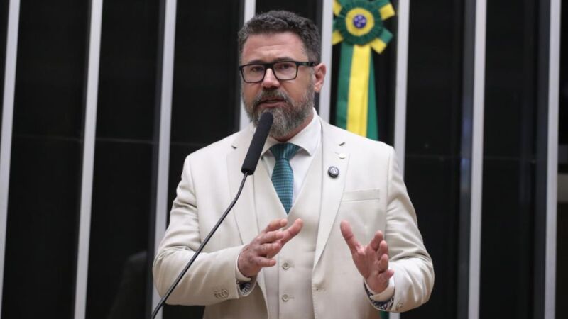 Pollon retira assinatura de projeto que adia o fim da escala 6x1
