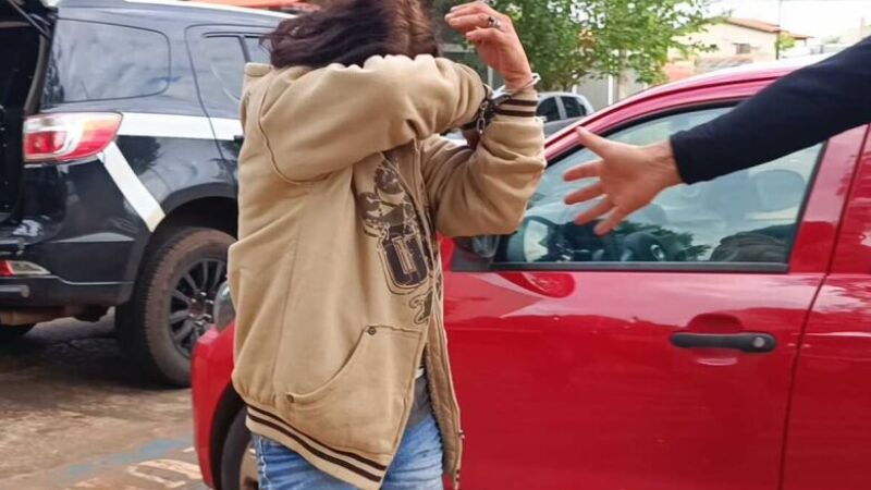 Loara de Oliveira Ansini teve sua prisão em flagrante convertida em preventiva, neste sábado (23) 