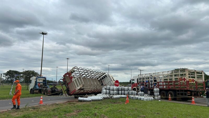 Caminhão tombou na rotatória da BR-163 em Campo Grande