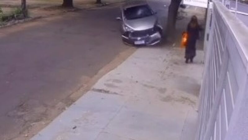 As imagens mostram a mulher caminhando pela calçada quando o veículo perde o controle, invade a área destinada aos pedestres e atinge o portão de uma residência