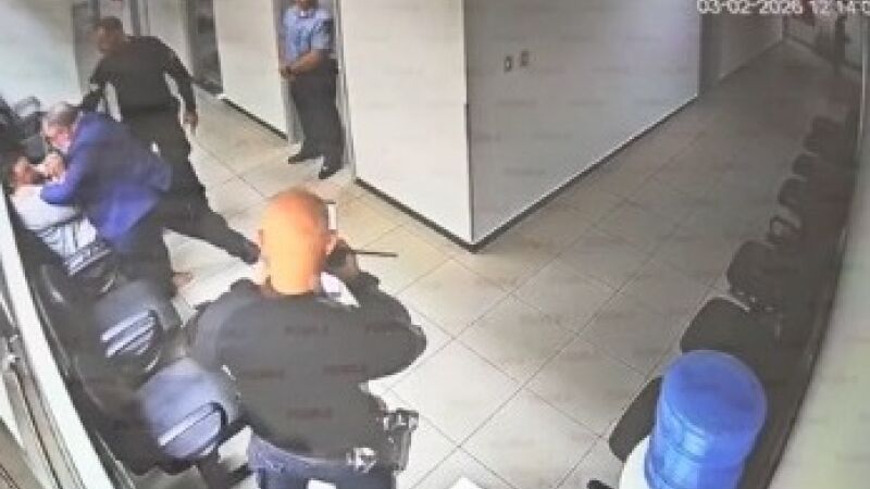 Imagens registradas durante audiência de custódia mostram momento em que promotor deixa a sala e agride custodiado no Fórum de Campo Grande.