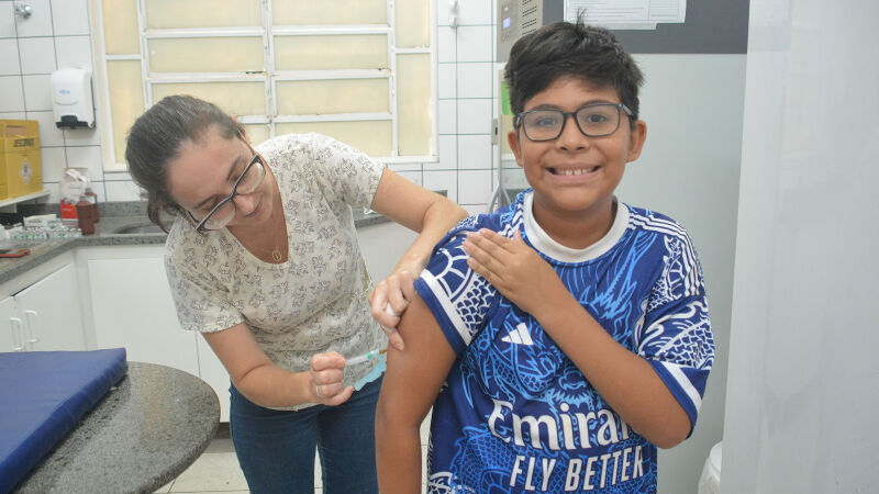 A vacina contra dengue aplicada em crianças e adolescentes é segura e não foi suspensa