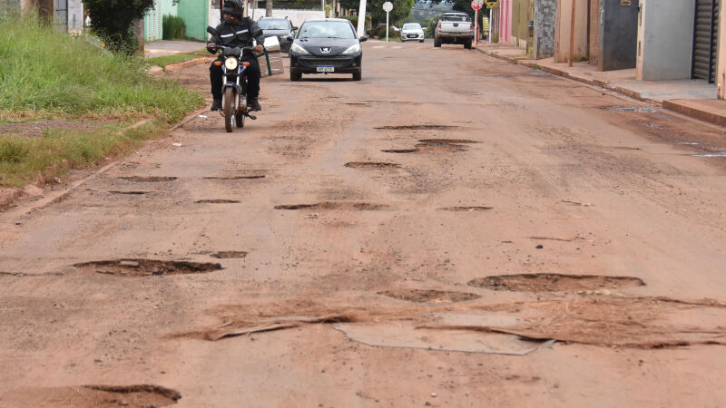 Rua do Conjunto Rouxinóis tomada por buracos está sob responsabilidade de empreiteira cujo dono está na prisão