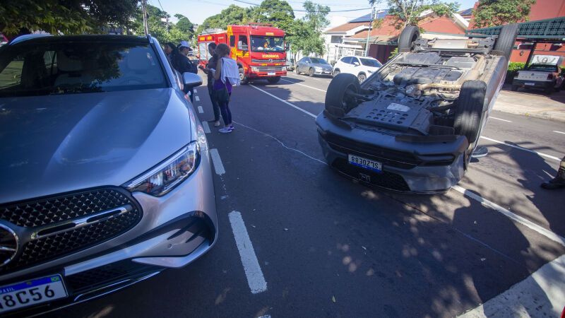 Carro capotou na rua Padre João Crippa, no Centro de Campo Grande