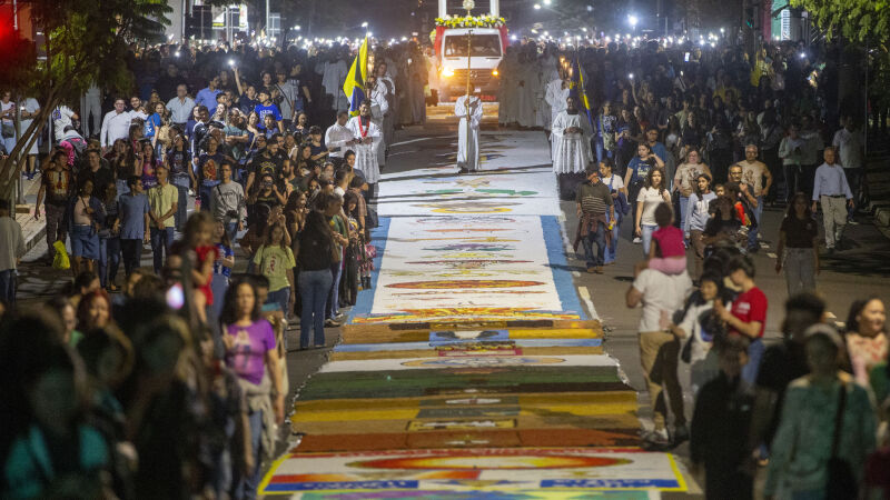 Tapete faz referências à Eucaristia, instituída durante a Última Ceia de Jesus Cristo com os apóstolos
