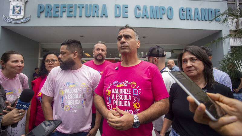 Professores lotaram o Centro de Campo Grande nesta sexta-feira para cobrar o cumprimento do piso nacional; após reunião, ACP afirma ter garantia de pagamento dos 5,4%