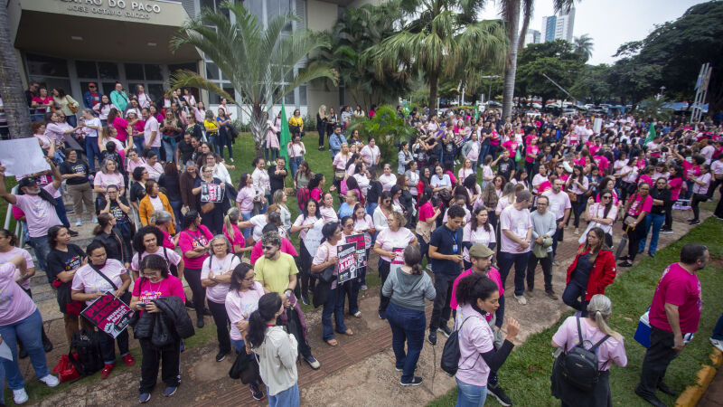 Professores municipais paralisaram todas as atividades no dia 12 e protestaram em frente à Prefeitura