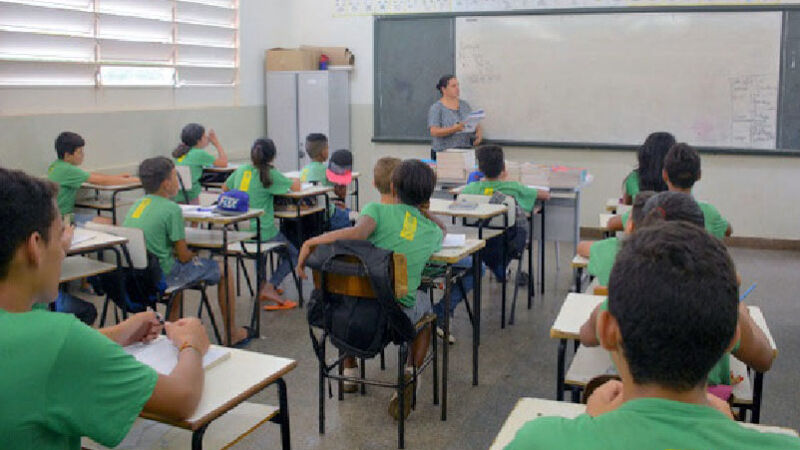 Estudantes da rede pública de Mato Grosso do Sul apresentaram redução nas taxas de abandono e reprovação do ensino médio, segundo dados