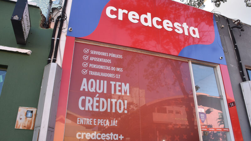Agência do Credcesta no Centro de Campo Grande; cartão com desconto no pagamento mínimo consignado tem confundido clientes 