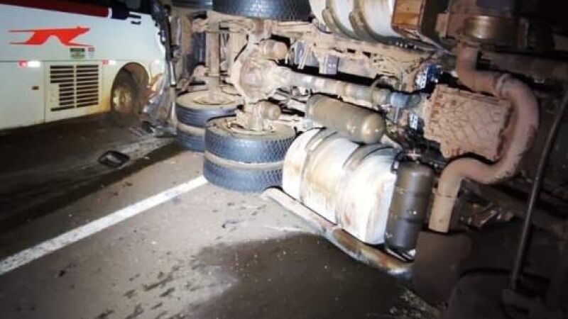 Acidente envolveu um carro do modelo Polo Track, um caminhão trucado e um ônibus