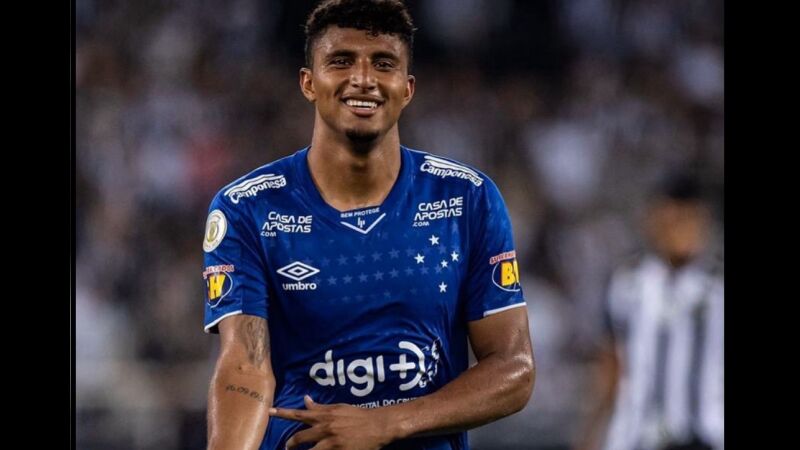O jogador tem uma tatuagem com a data de nascimento da avó, que é terena