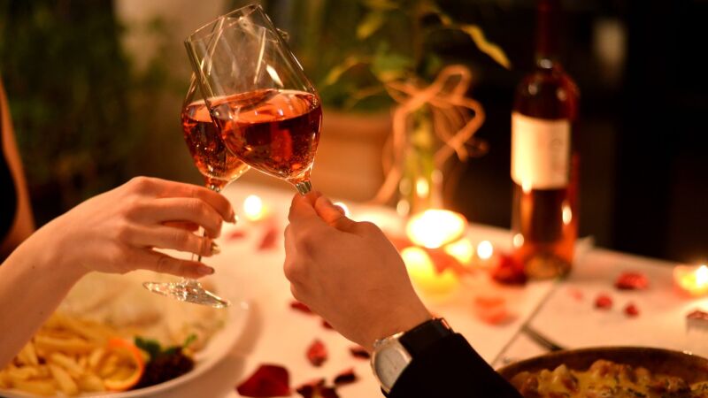 Escolher o vinho certo pode garantir uma noite inesquecível, reforça o sommelier