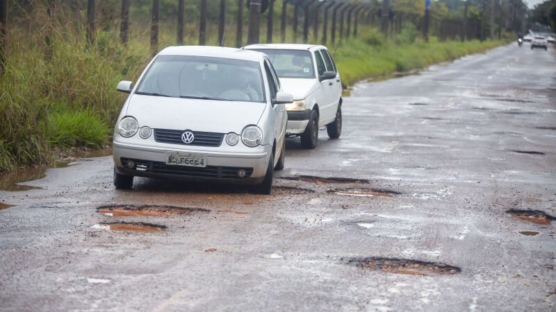Rua na região do Anhanduizinho está tomada por buracos e nem com esforço motorisas conseguem desviar