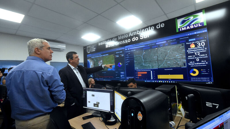 O diretor-executivo do Imasul, André Borges, apresentou as novas ferramentas de monitoramento ao governador Eduardo Riedel