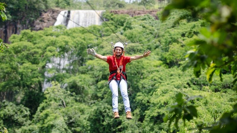 Há uma série de atrações baseadas em esportes de aventura, como rapel e tirolesas oferecidos pelo Parque Natural Municipal Salto do Sucuriú