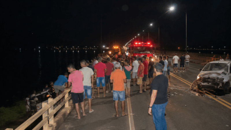 Caminhonte rompeu as defensas laterais e caiu no rio depois de ser atingida na traseira por um Celta 