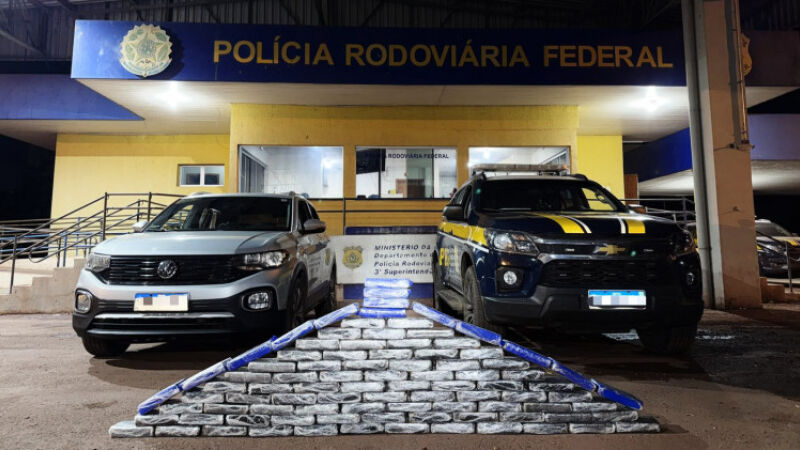  O fundo falso, que escondia as drogas, foi identificado no porta-malas do carro