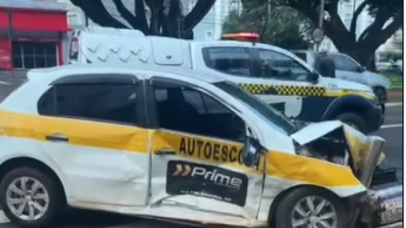Carro da autoescola ficou destruído após a batida
