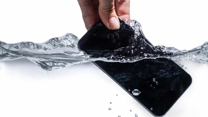 Celular caiu na água? Colocar no arroz funciona? Especialista revela o que fazer