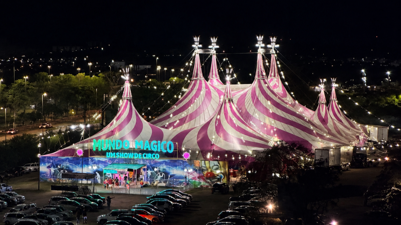 Nova atração na cidade, circo reúne artistas nacionais e internacionais em números que combinam acrobacias, humor e efeitos visuais